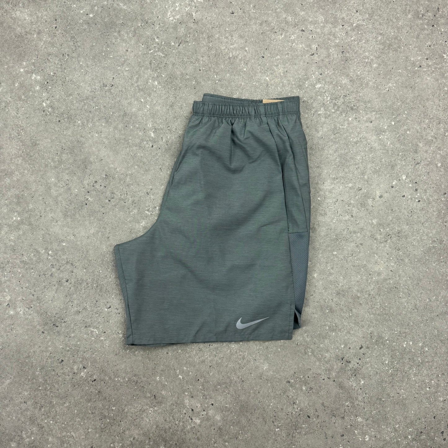 NIKE 7" CHALLENGER SHORTS - GREY
