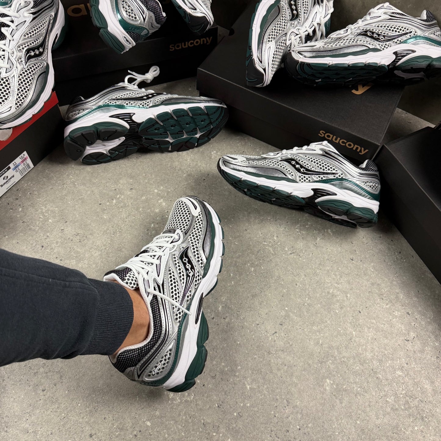 SAUCONY OMNI PRO GRID 9 - WHITE / PINE GREEN