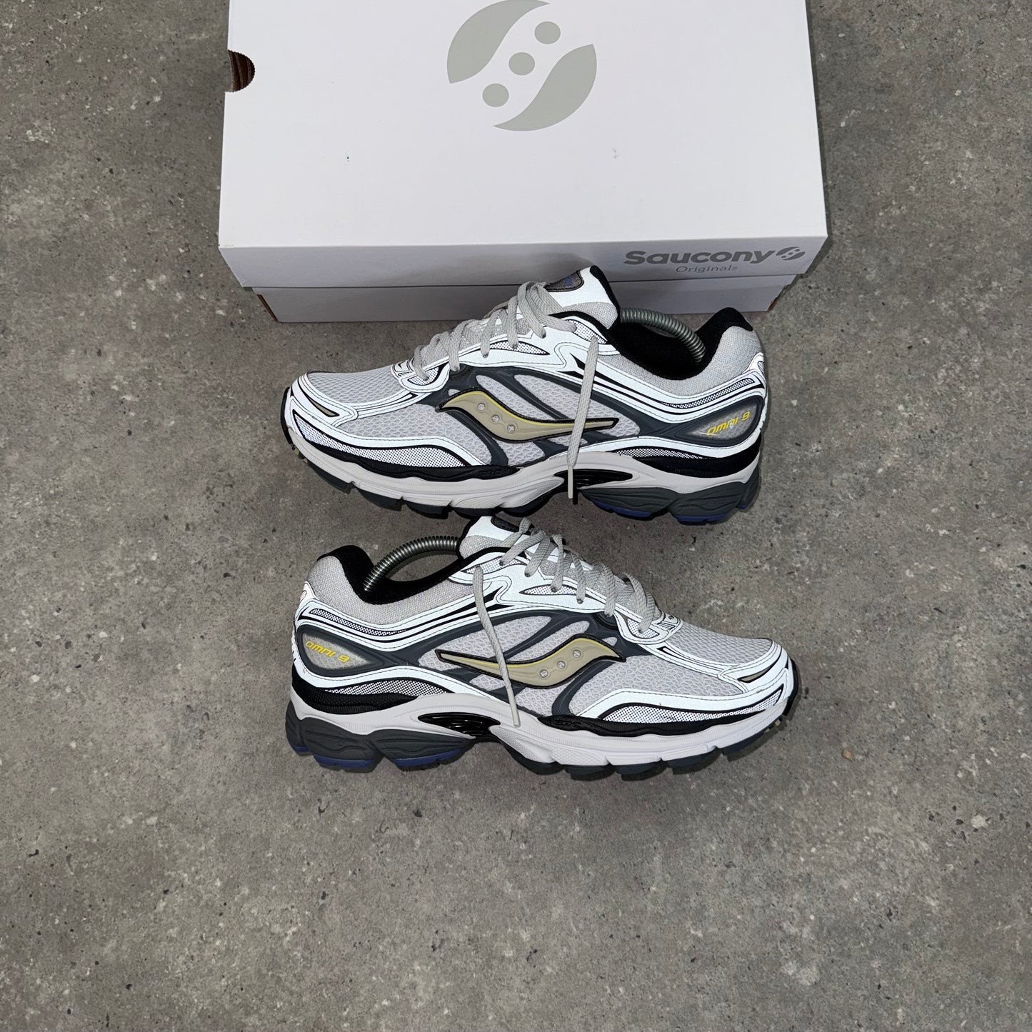 SAUCONY OMNI PRO GRID 9 - WHITE / GOLD