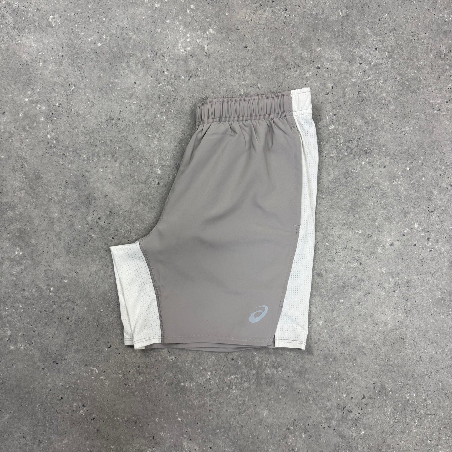 ASICS CORE SHORTS - MOONROCK / OATMEAL