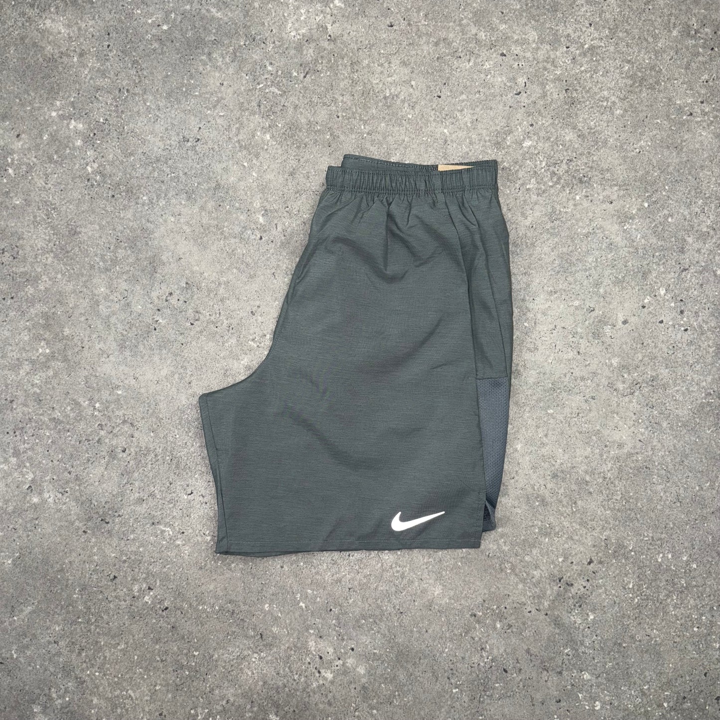 NIKE 7" CHALLENGER SHORTS - GREY