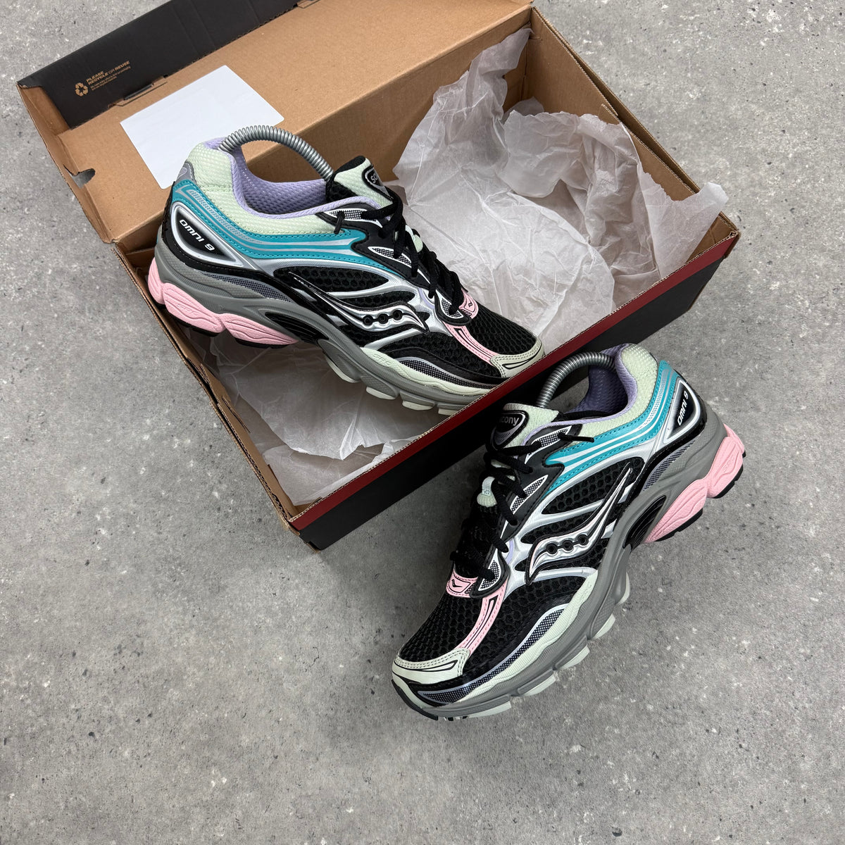 SAUCONY OMNI PRO GRID 9 - BLACK MULTI PINK