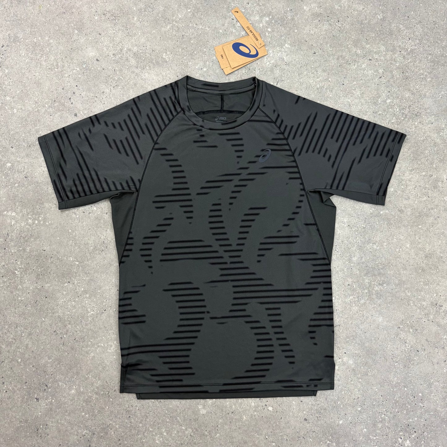 ASICS ALL OVER T-SHIRT - GRAPHITE/BLACK