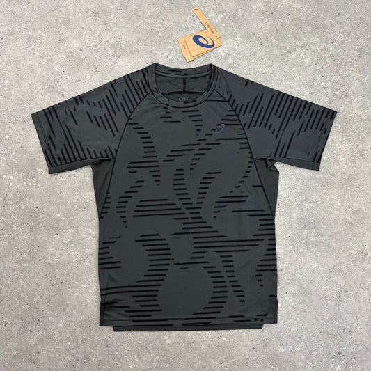 ASICS ALL OVER T-SHIRT - GRAPHITE/BLACK