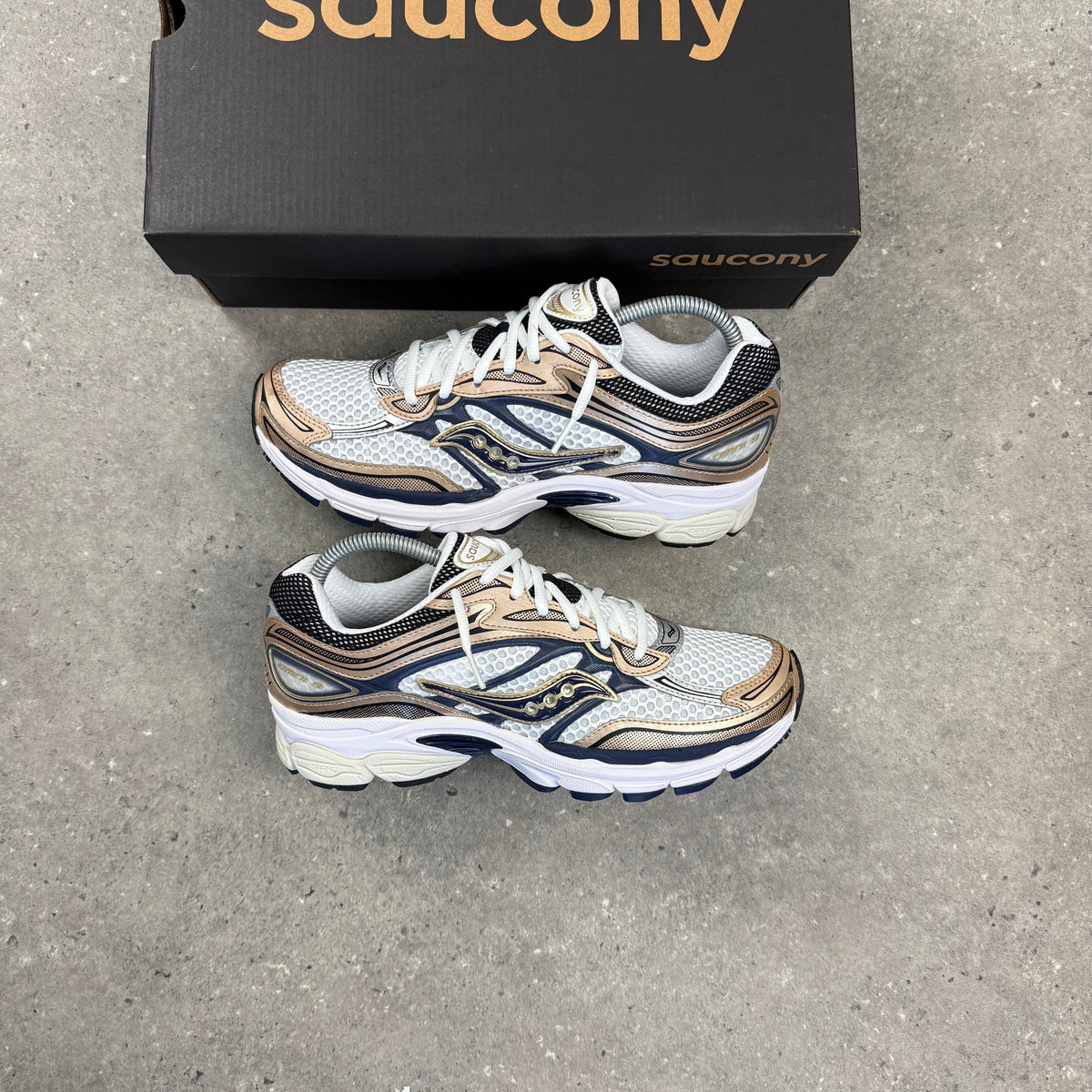 SAUCONY OMNI PRO GRID 9 - NAVY / SANDSTONE