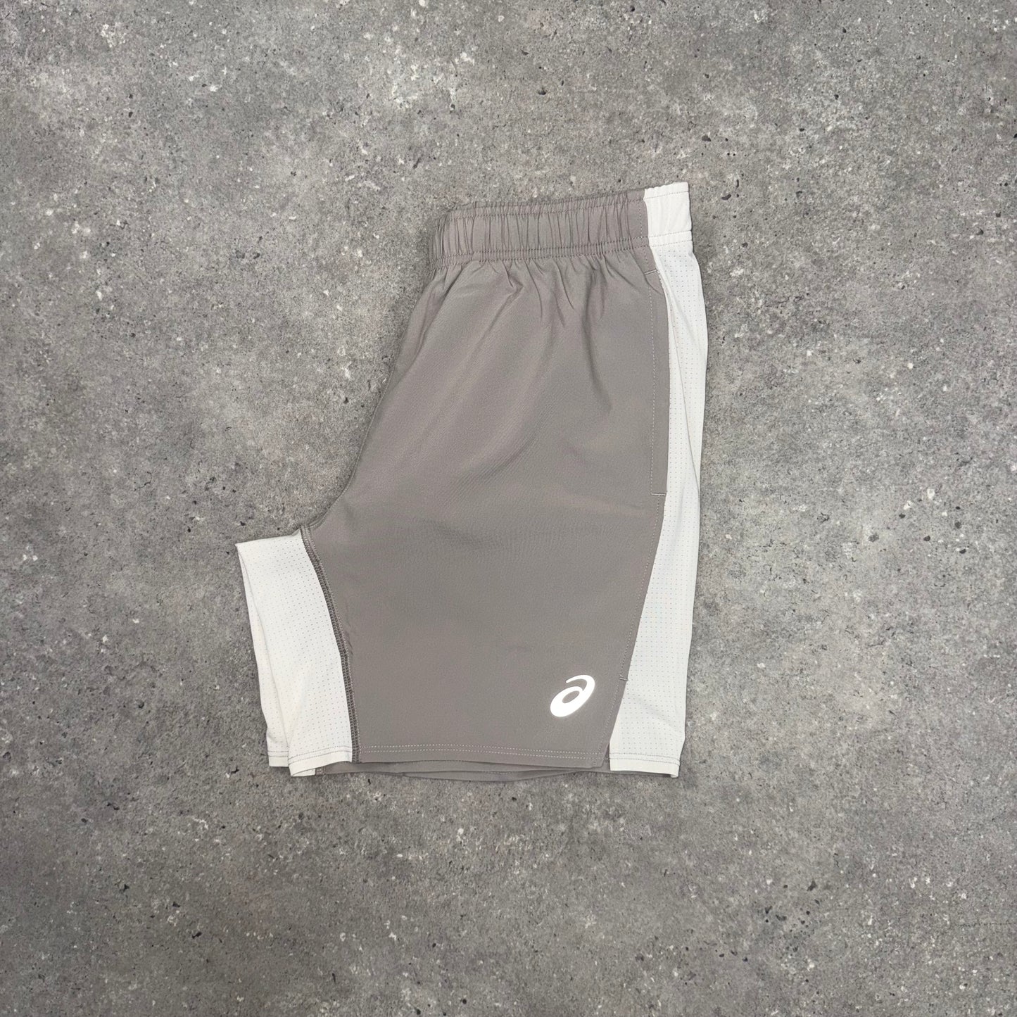 ASICS CORE SHORTS - MOONROCK / OATMEAL
