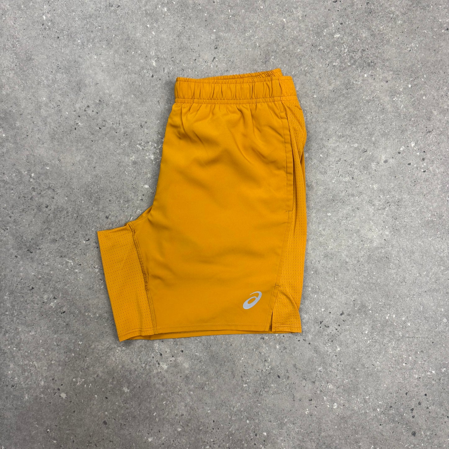 ASICS CORE SHORTS - SANDSTORM
