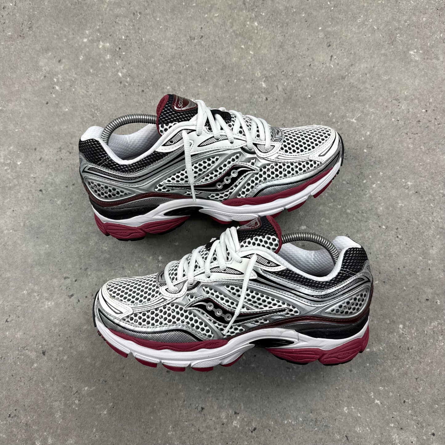 SAUCONY OMNI PRO GRID 9 - SILVER/DARK RED