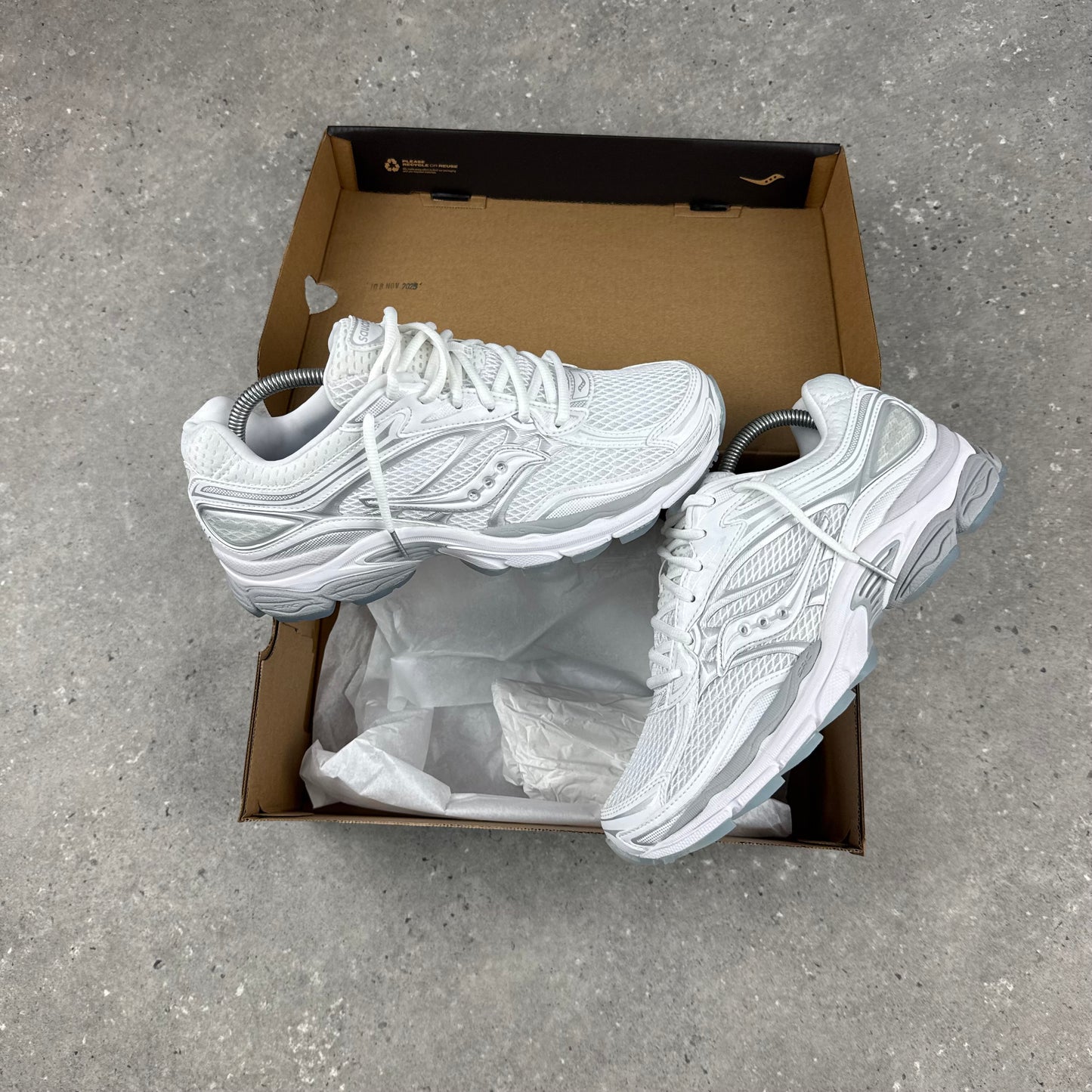 SAUCONY OMNI PRO GRID 9 - WHITE/SILVER
