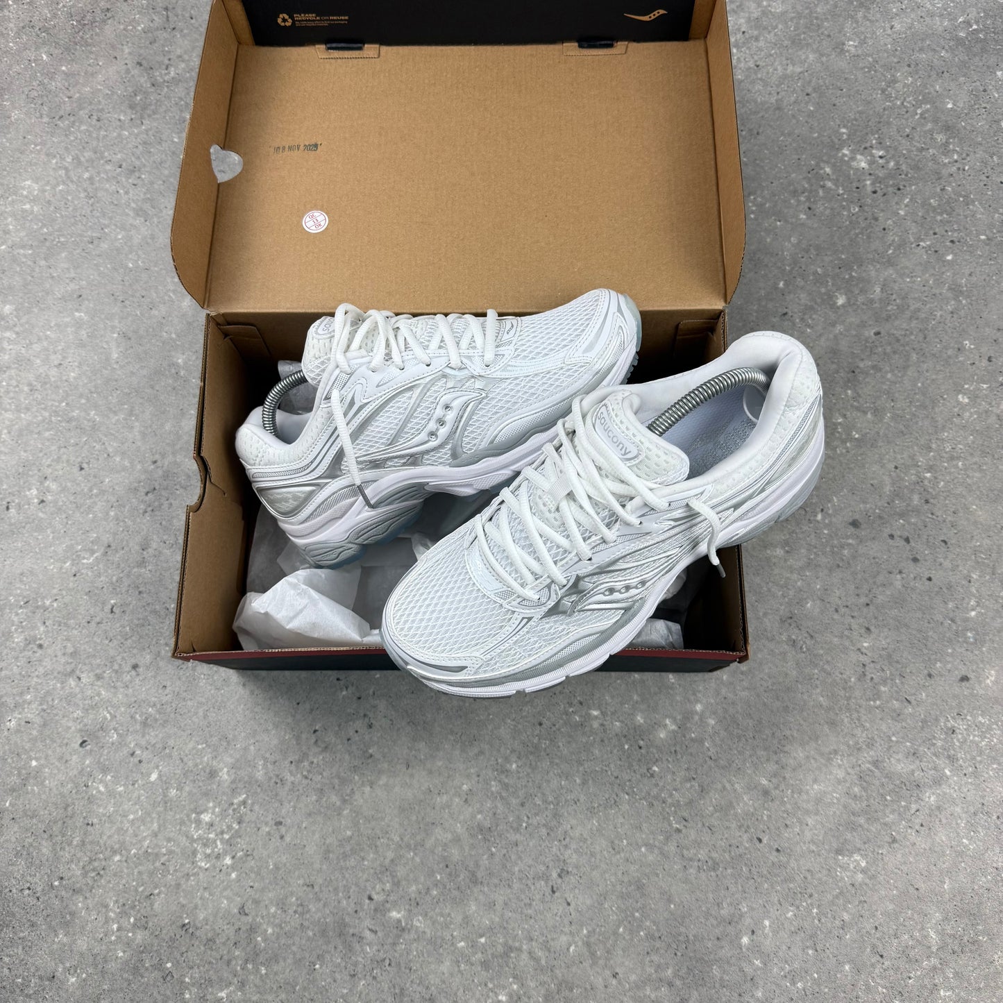 SAUCONY OMNI PRO GRID 9 - WHITE/SILVER