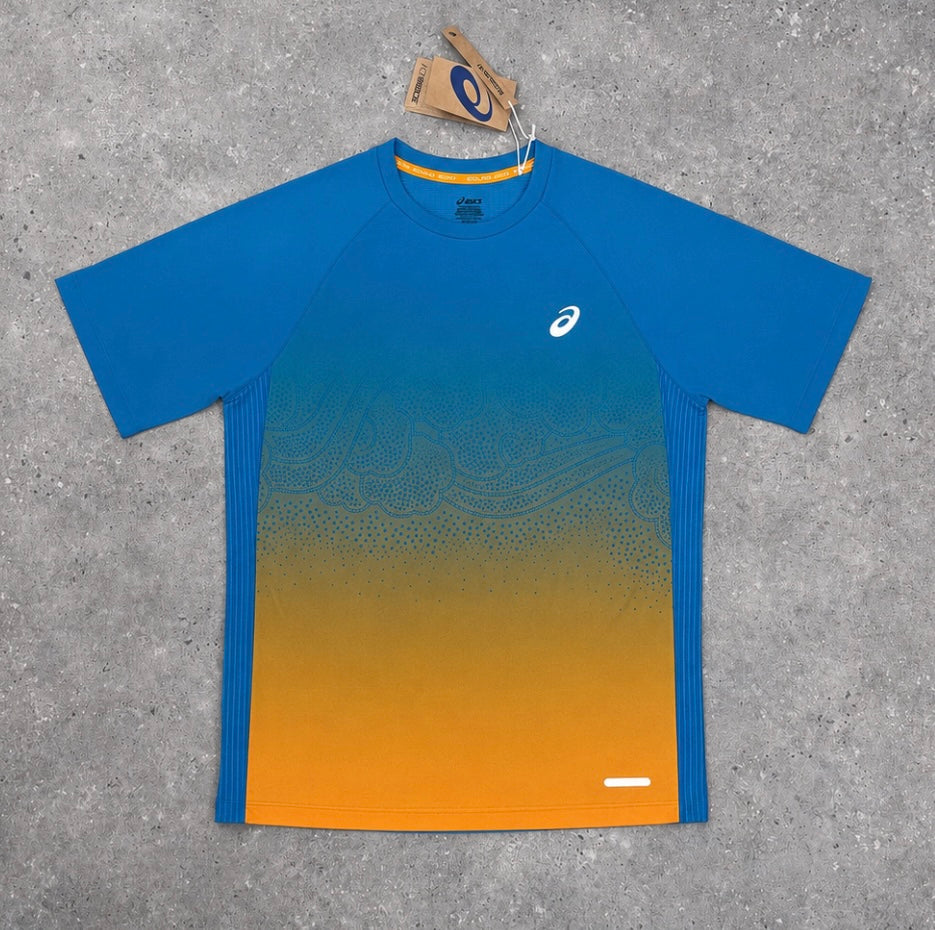 ASICS ROAD FADE T-SHIRT - AEGEAN BLUE / YAMABUKI