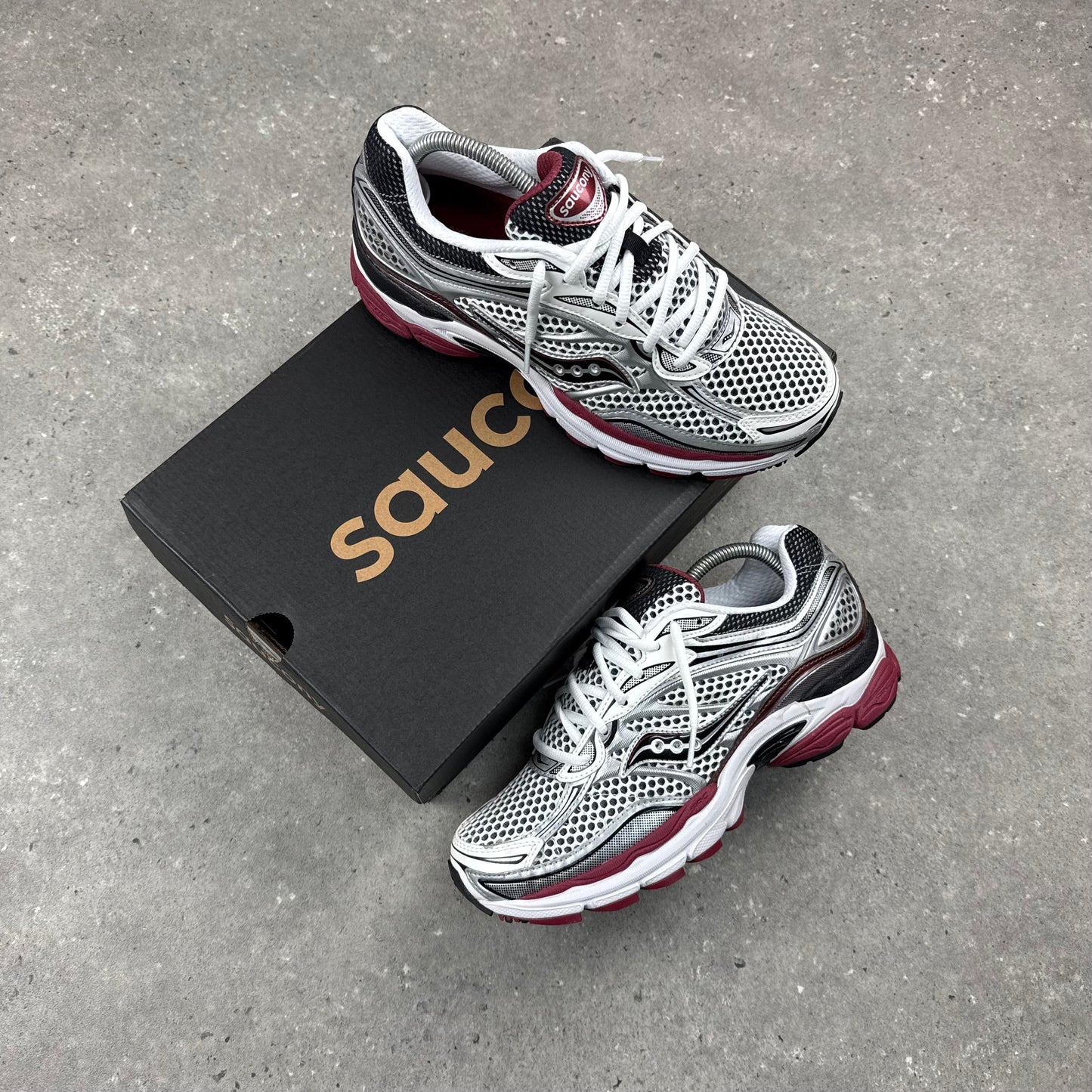 SAUCONY OMNI PRO GRID 9 - SILVER/DARK RED