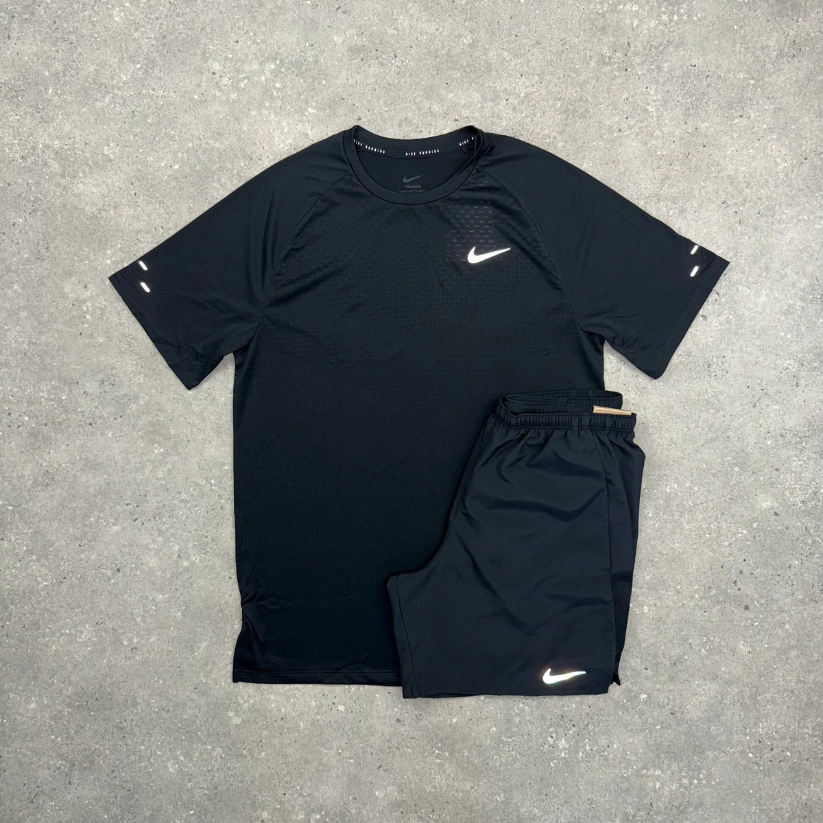NIKE ADV T-SHIRT & CHALLANGER SHORTS SET - BLACK