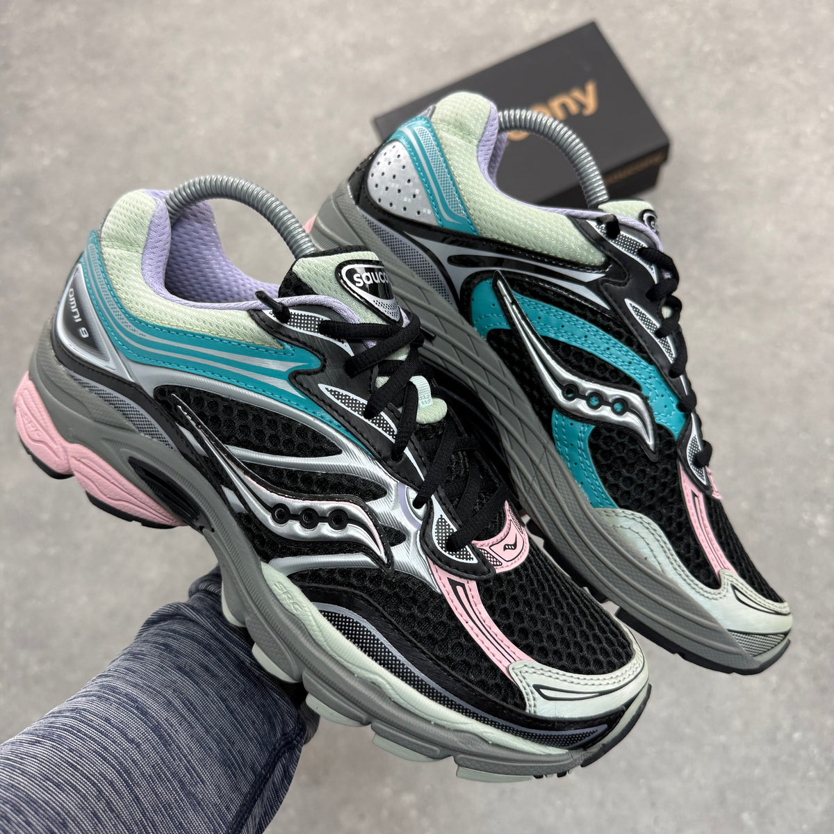 SAUCONY OMNI PRO GRID 9 - BLACK MULTI PINK