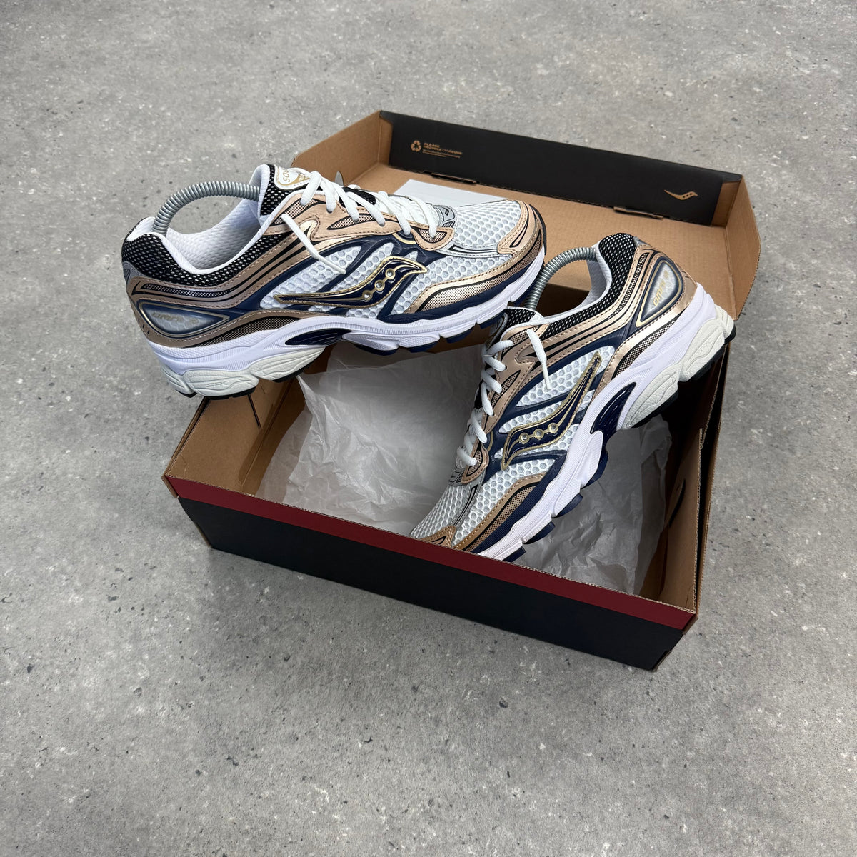 SAUCONY OMNI PRO GRID 9 - NAVY / SANDSTONE